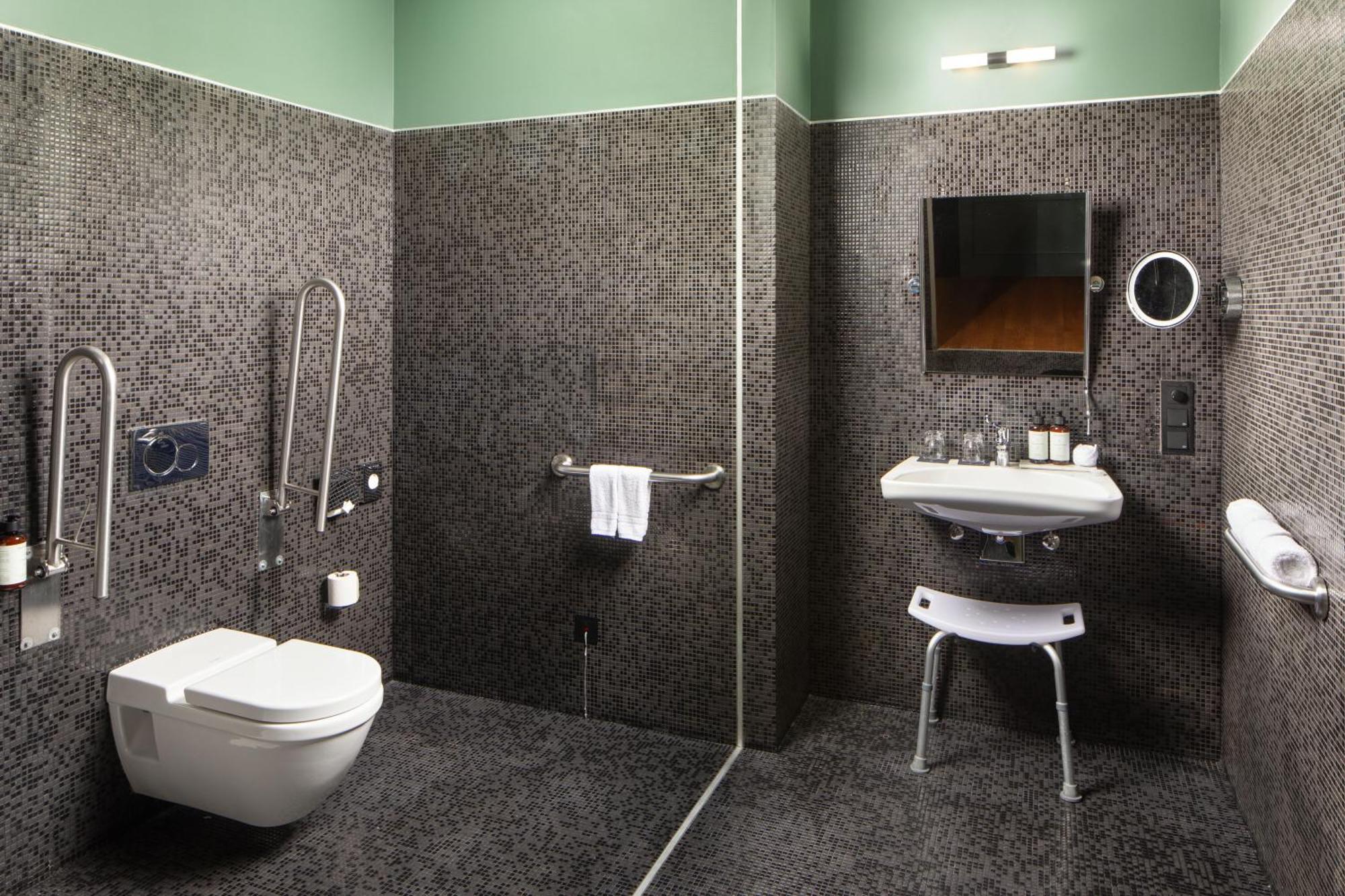 Deluxe Twin Room with Atrium View - Accessible